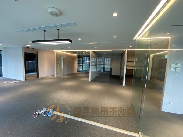 高質感時尚裝潢有陽台、採光佳台北市中山區辦公室出租-照片9