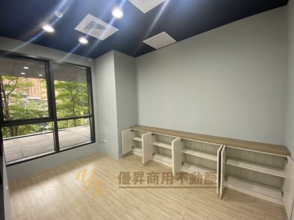 優質裝潢、採光佳、有陽台台北市南港區辦公室出租-照片8