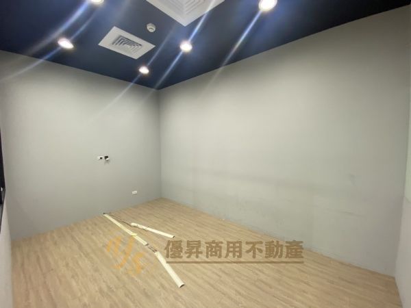 優質裝潢、採光佳、有陽台台北市南港區辦公室出租-照片9