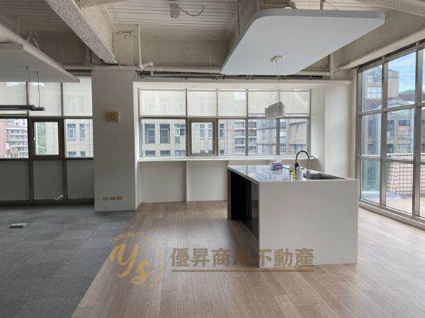 工業風辦公室、採光好有獨立露臺可使用台北市中山區辦公室出租-照片2