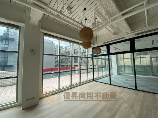 工業風辦公室、採光好有獨立露臺可使用台北市中山區辦公室出租-照片3