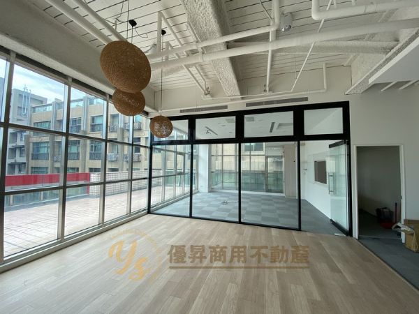 工業風辦公室、採光好有獨立露臺可使用台北市中山區辦公室出租-照片4