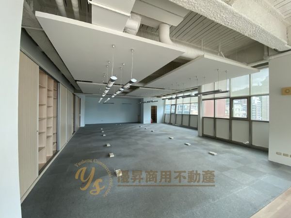工業風辦公室、採光好有獨立露臺可使用台北市中山區辦公室出租-照片5