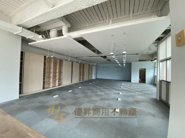 工業風辦公室、採光好有獨立露臺可使用台北市中山區辦公室出租-照片6