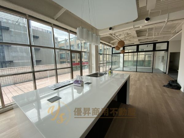 工業風辦公室、採光好有獨立露臺可使用台北市中山區辦公室出租-照片7