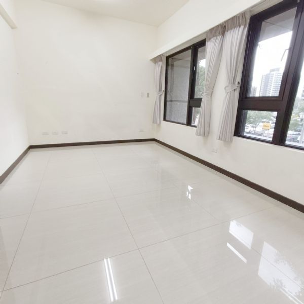 奇岩站-重劃區優質四房台北市北投區電梯華廈出租-照片2