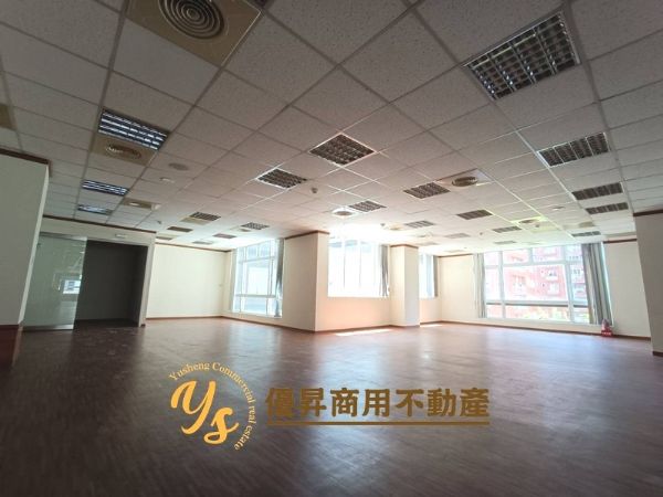 一層兩戶氣派門廳、現成裝潢、難得釋出台北市中山區辦公室出租-照片6
