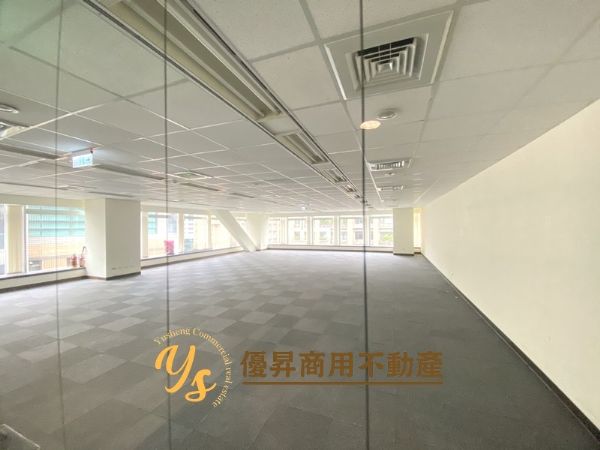 一層三戶、格局方正、雙面採光、獨立空調台北市中山區辦公室出租-照片2
