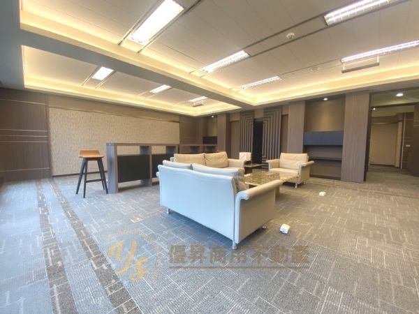 高質感裝潢、隔局方正採光佳、室內有水線台北市中山區辦公室出租-照片2