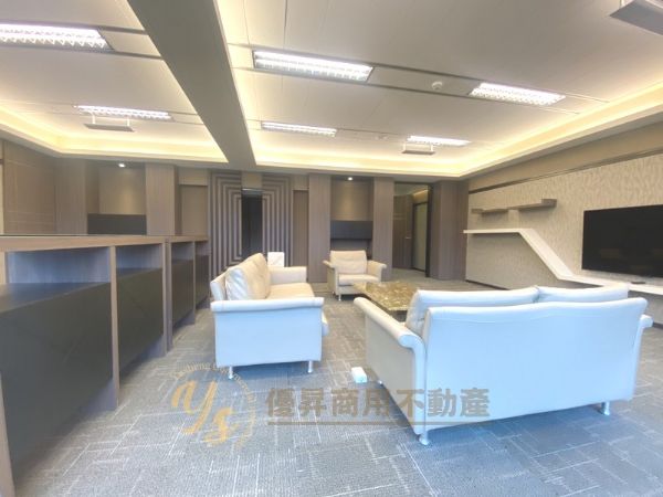 高質感裝潢、隔局方正採光佳、室內有水線台北市中山區辦公室出租-照片3