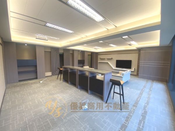 高質感裝潢、隔局方正採光佳、室內有水線台北市中山區辦公室出租-照片4