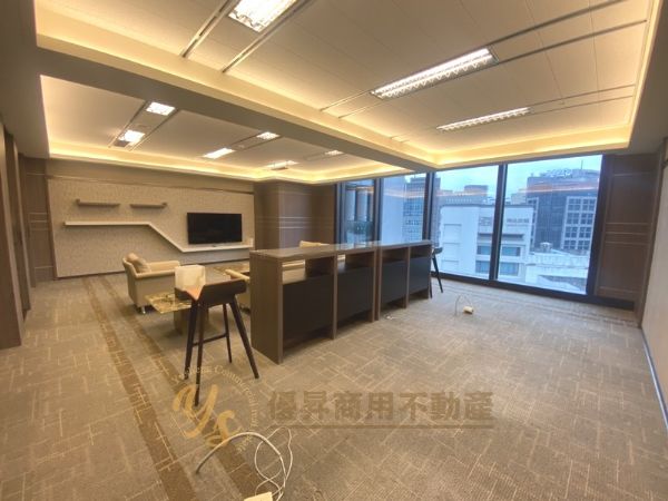 高質感裝潢、隔局方正採光佳、室內有水線台北市中山區辦公室出租-照片6