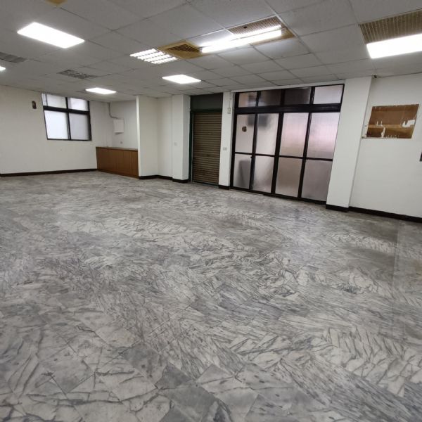 一層一戶 無隔間 格局方正新北市新莊區辦公室出租-照片3
