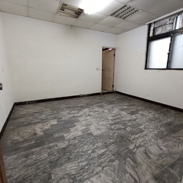 一層一戶 無隔間 格局方正新北市新莊區辦公室出租-照片5